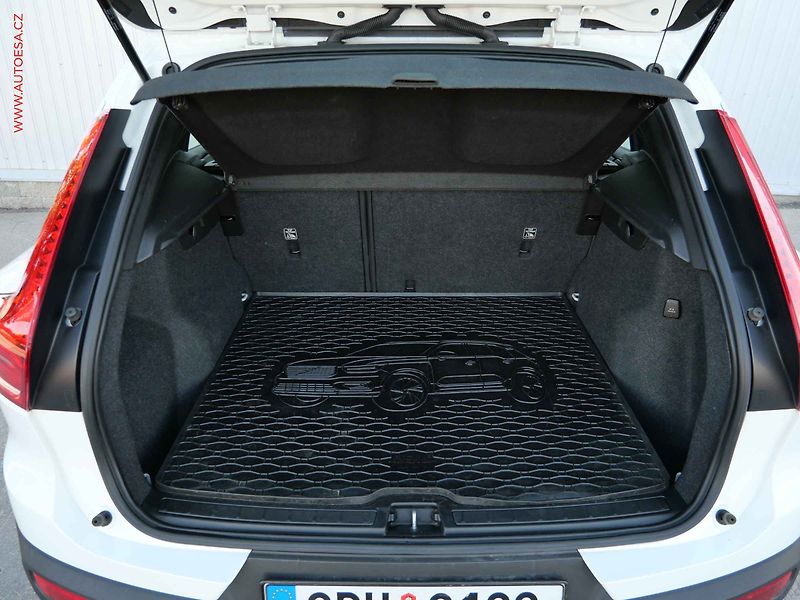 Volvo XC40 (2021) 1.5T, 1.maj,ČR, Momentum, AT - fotka 7 z 28