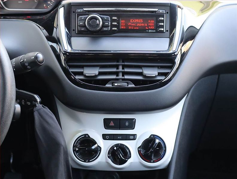 Peugeot 208 (2018) 1.2 PureTech, Serv.kniha - fotka 12 z 15