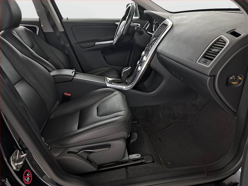 Volvo XC60 (2017) D4, Automat, Kůže, Navi - fotka 9 z 17