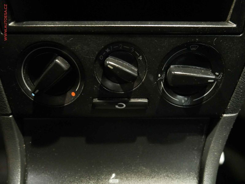 Škoda Octavia (2003) 1.6 MPi, 2.maj,ČR - fotka 13 z 13