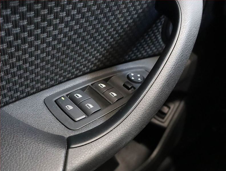 BMW X1 (2018) sDrive18i, Automat, Navi - fotka 17 z 21