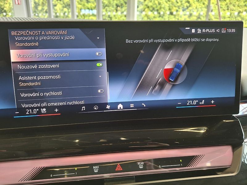BMW Řada 5 550e xDrive Touring M-Sport  - fotka 24 z 30