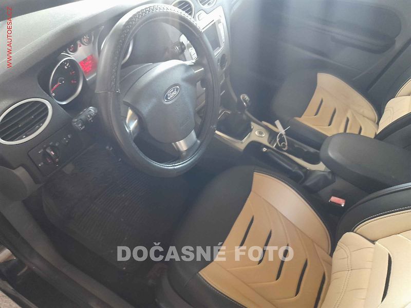 Ford Focus (2009) 1.6i, AC, el. výbava - fotka 3 z 3