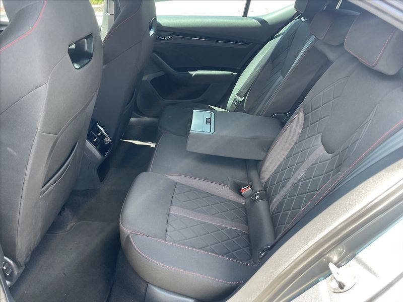 Škoda Octavia 2,0 TSi 180kw RS DSG Style Plu - fotka 8 z 39