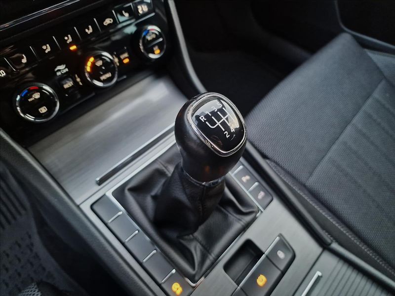 Škoda Superb 2.0TDI 110kW Style Combi,1Maj - fotka 33 z 49