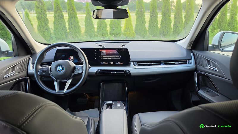 BMW iX1 (2023) xDrive30 - fotka 9 z 15