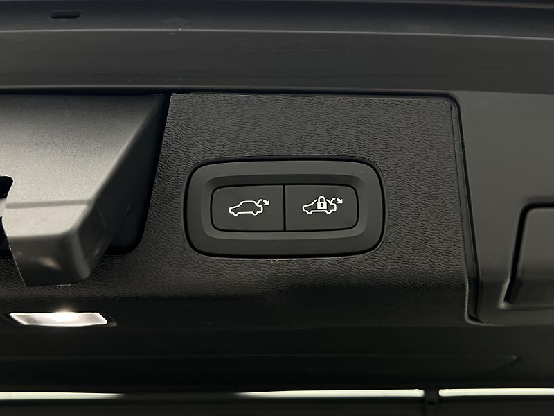 Volvo XC60 T8 AWD ULTRA BLACK RECHARGE CZ - fotka 47 z 50