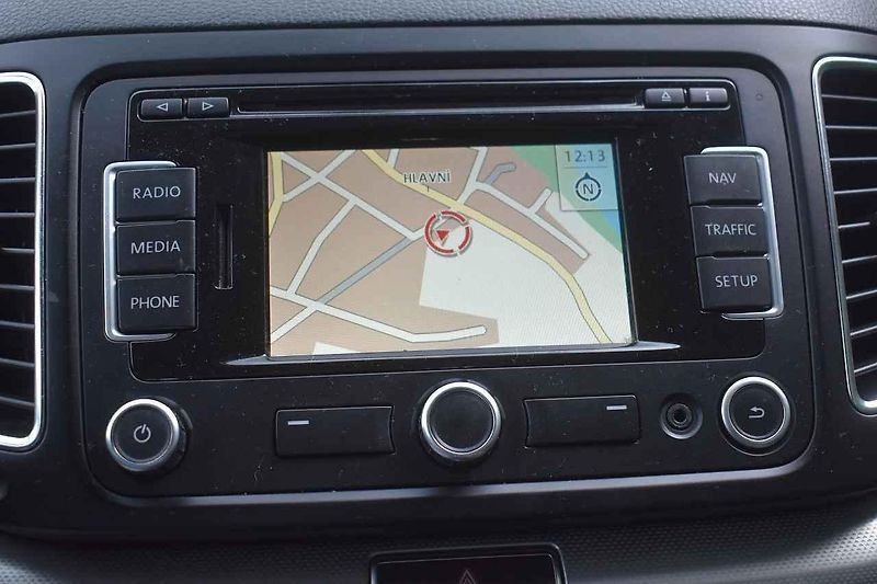 Tento Volkswagen Sharan je deset let starý. Nevypadá na to
