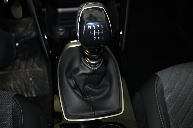 Peugeot 2008 (2025) ALLURE PureTech 100 S&S MAN6 - fotka 10 z 18