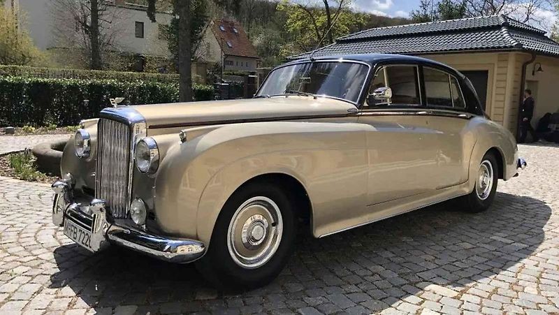 Obnovení svatebního slibu si manželé řekli po 60 letech. Společníkem jim byl vůz typu Škoda Tudor, který je dovezl i na první svatbu.