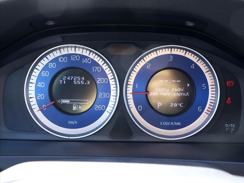 Volvo V60 2,4 D4 V5 Aut. AWD R-design - fotka 17 z 32