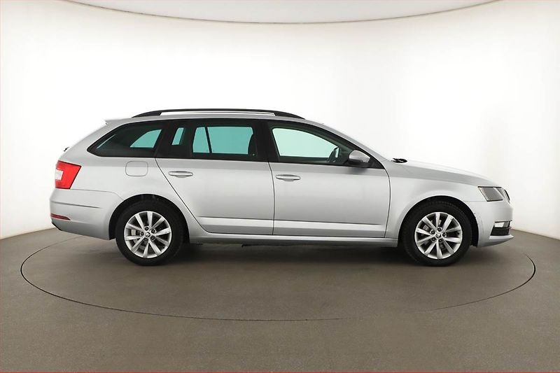 Škoda Octavia (2019) 1.5 TSI, Automat, ČR,1.maj - fotka 6 z 13