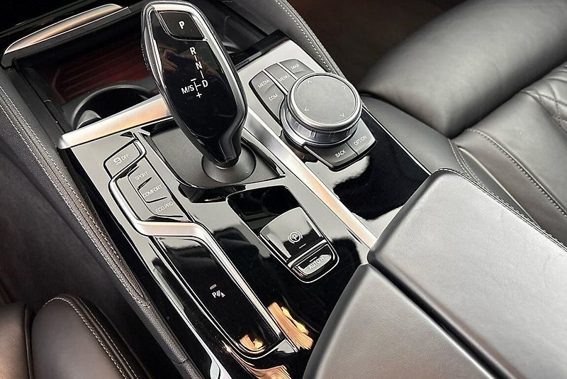 BMW Řada 5 540d xDrive - fotka 23 z 28