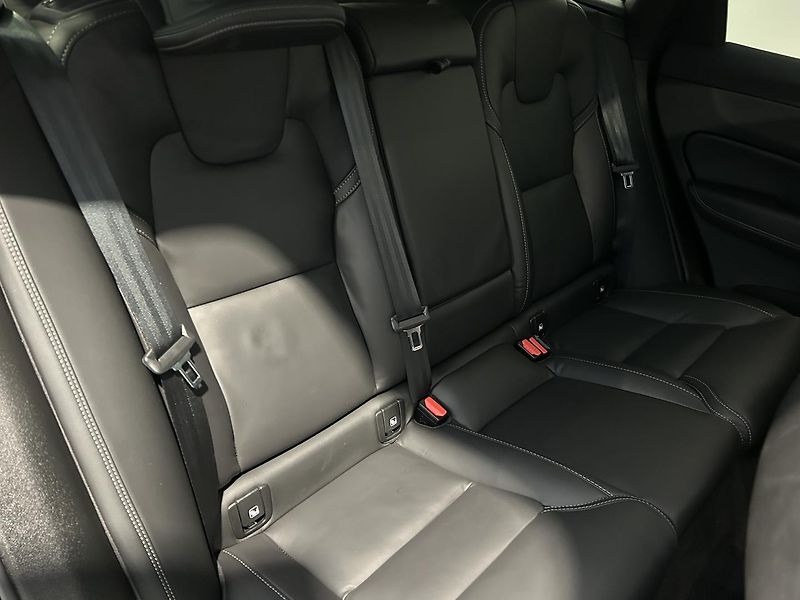 Volvo XC60 2.0  B4 4x4 ULTIMATE - fotka 21 z 48