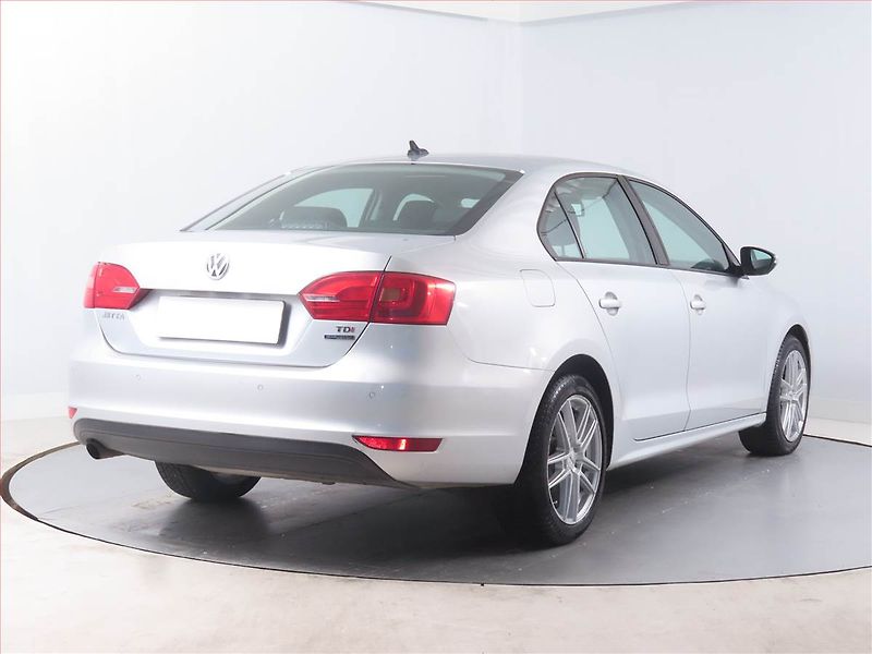 Volkswagen Jetta (2011) 1.6 TDI, Tempomat - fotka 5 z 13