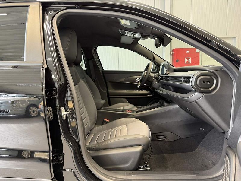 Jeep Avenger (2026) Altitude 1.2 Turbo e-Hybrid 11 - fotka 10 z 15