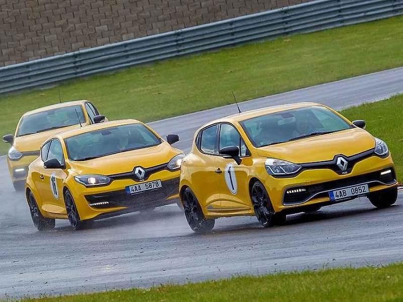 Rychlé Renaulty na Autodromu v Mostě.