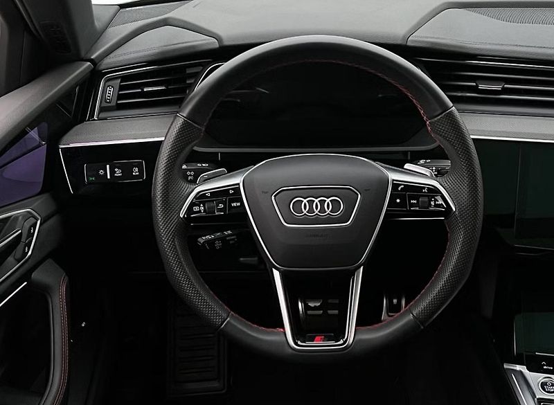 Audi Q8 e-tron 55 Q 360k Pano Matrix 4 zóny   - fotka 13 z 36