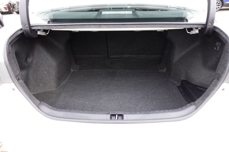 Toyota Corolla 1,6VVTi 97kW M/T Active Design - fotka 13 z 25