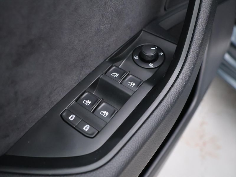 Škoda Superb 2,0 TDI 140kW DSG Sportline 4x - fotka 16 z 31