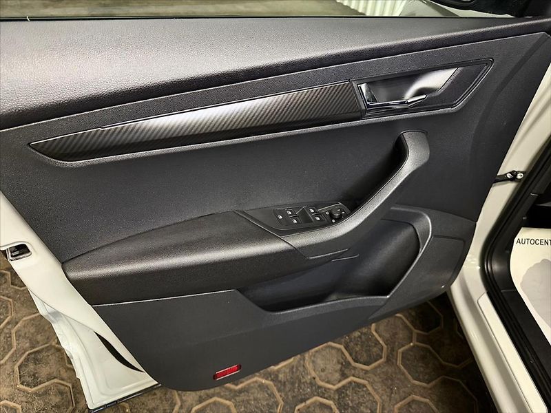 Škoda Karoq 2.0TDI DSG ACC SPORTLINE - fotka 14 z 37