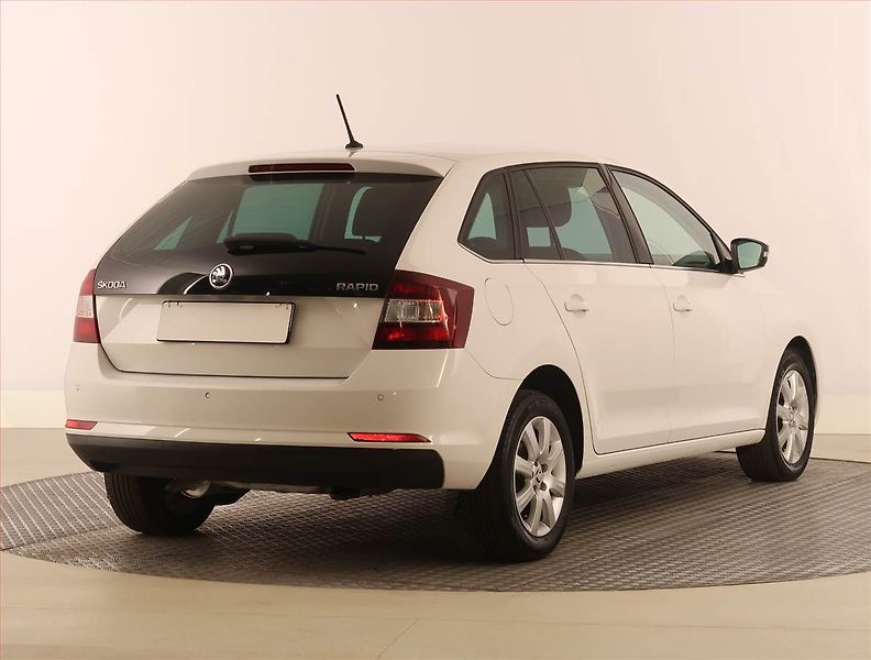 Škoda Rapid (2017) Spaceback 1.2 TSI, Xenony - fotka 5 z 20