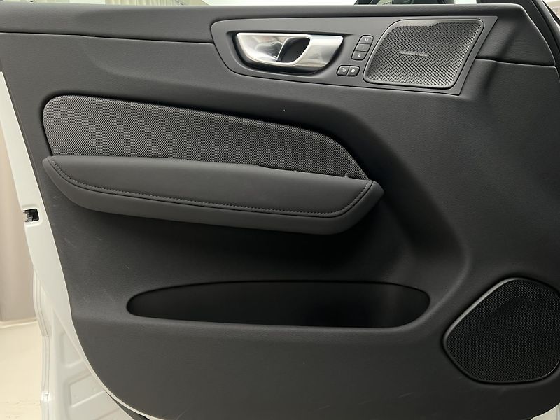 Volvo XC60 B5 AWD BLACK EDITION PLUS AUT  - fotka 7 z 46