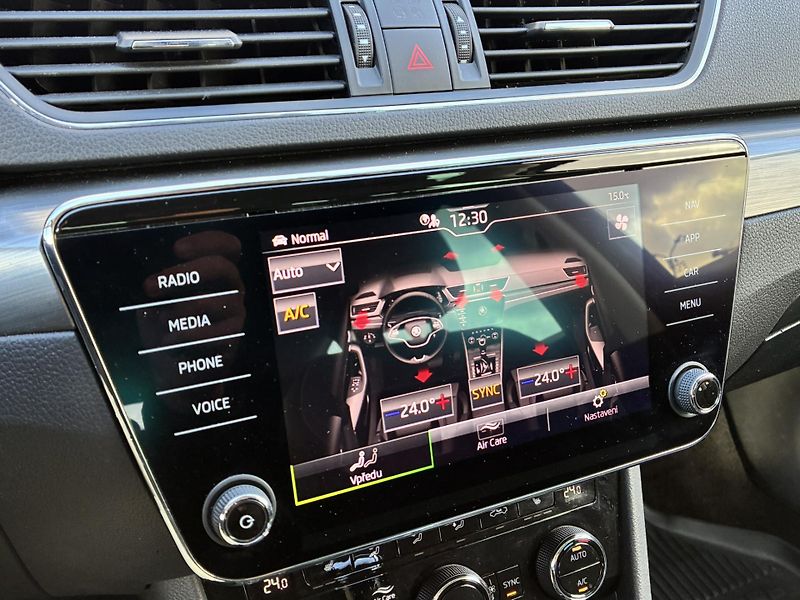 Škoda Superb 1.5 TSI DSG / 110 kW Style Plu - fotka 23 z 28