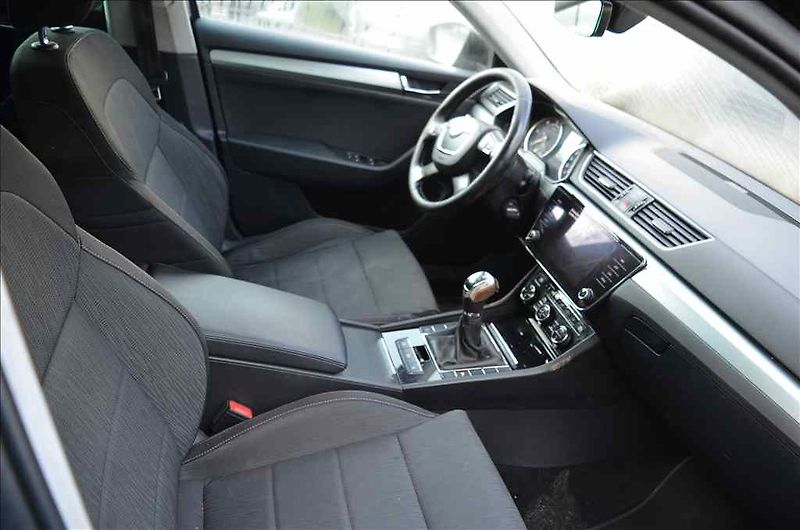 Škoda Superb (2018) COMBI III. 1,6 TDI - fotka 16 z 24