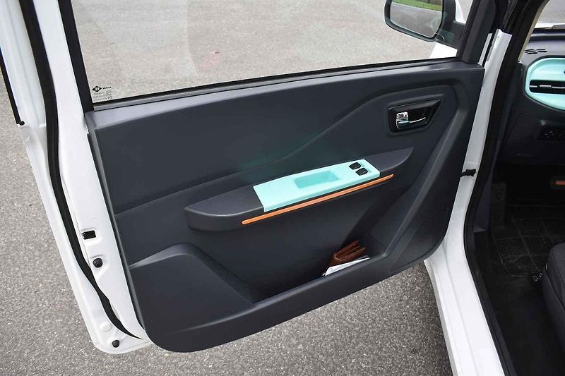 Na venkovských silnicích elektrický Pony stačí tempu okolního provozu