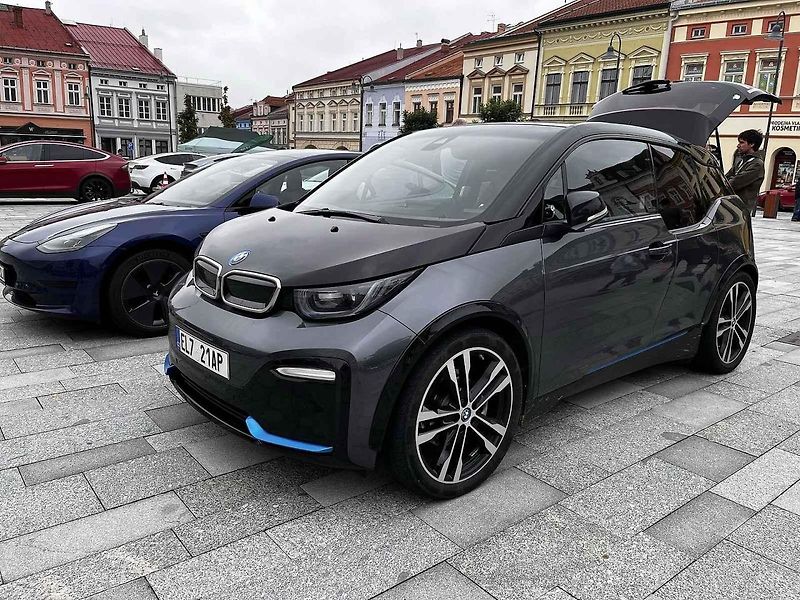 Sraz elektromobilů na náměstí ve Valašském Meziříčí, 5. srpna 2023.