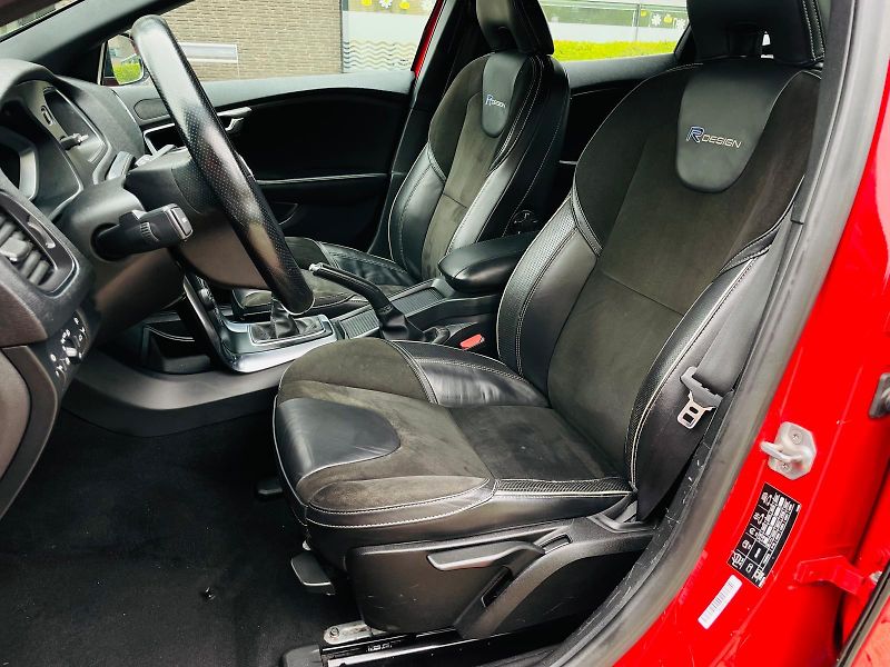 Volvo V40 2.0 D3 R-DESIGN MANUÁL TAŽNÉ - fotka 31 z 45