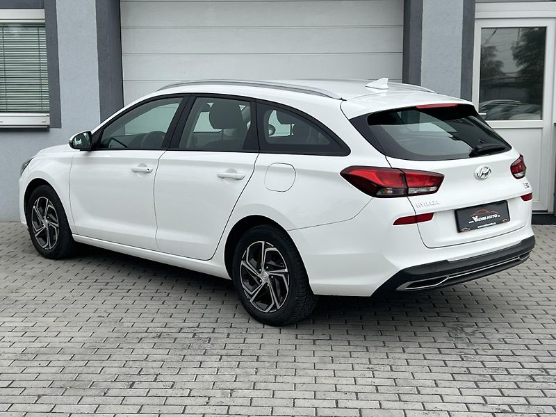 Hyundai i30 (2023) 1.5i KAMERA 1.MAJITEL ČR - fotka 3 z 20