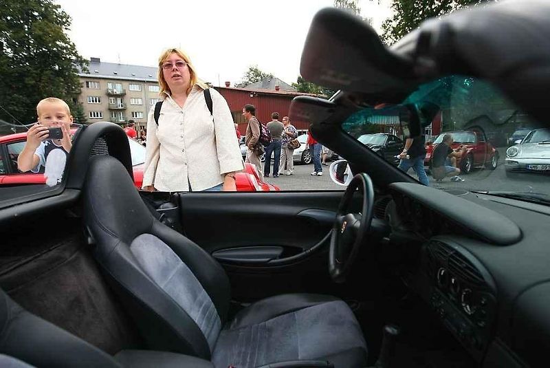 PORSCHE MNOHA PODOB A BAREV. Automobily Porsche přilákaly na výstaviště stovky lidí, kteří obdivovali jejich rozmanitost a nádheru. Pro mnohé z nich je tahle značka srdeční záležitostí.