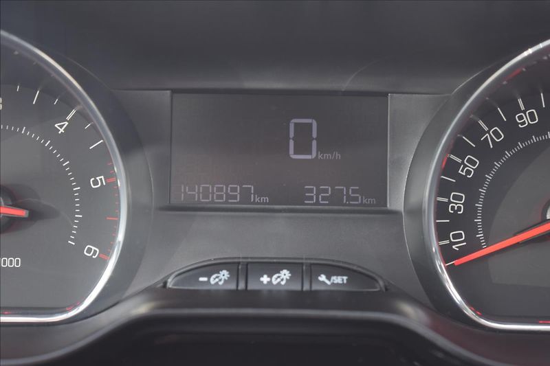 Peugeot 208 1,4 HDi 50KW NÍZKÉ KM KLIMA - fotka 42 z 50
