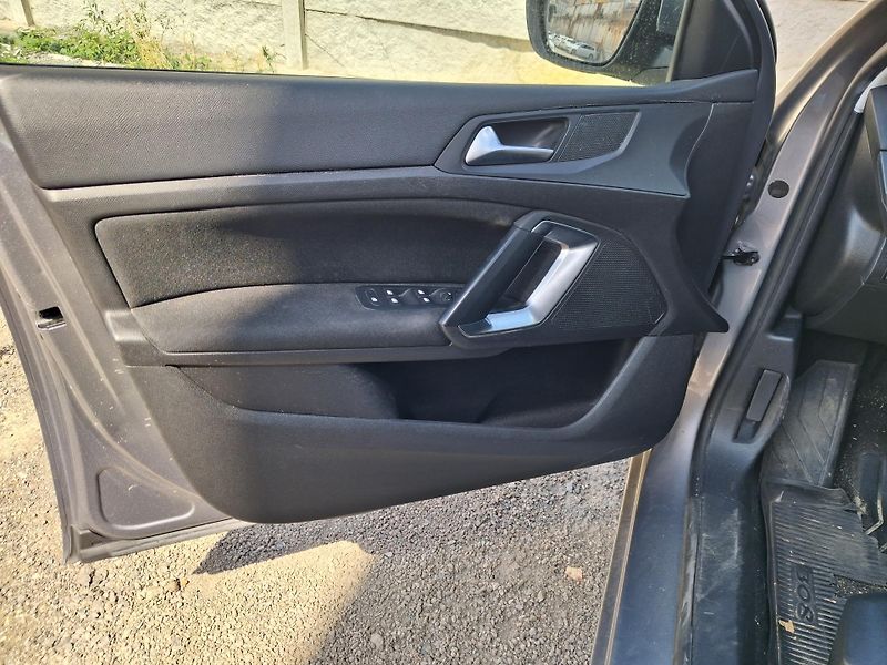 Peugeot 308 (2014) - fotka 2 z 6