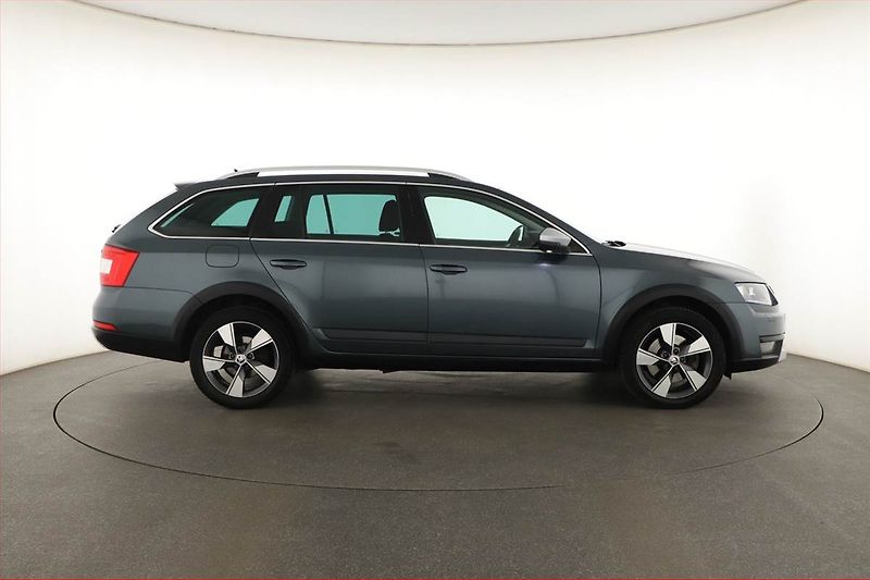 Škoda Octavia (2015) Scout 2.0 TDI, 4X4, Automat - fotka 6 z 16