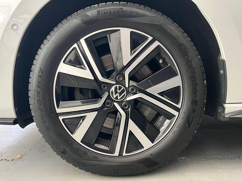 Volkswagen Touran Highline 1.5TSI 110kW DSG 7mís - fotka 39 z 96