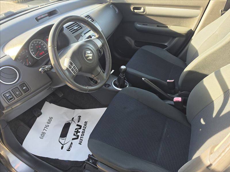 Suzuki Swift 1,3 i 67KW KLIMA ALU STK - fotka 11 z 44
