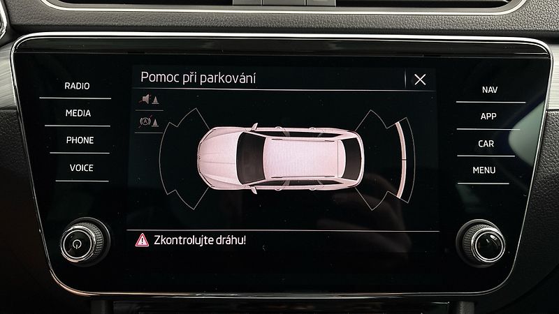 Škoda Superb 2.0 TDI Ambition Combi - fotka 12 z 24