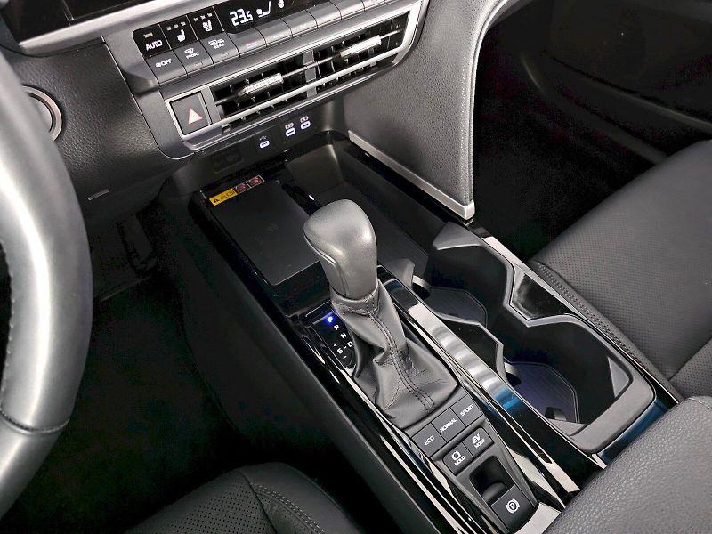 Toyota Camry (2025) 2.5 HEV 230k PRESTIGE - fotka 23 z 30
