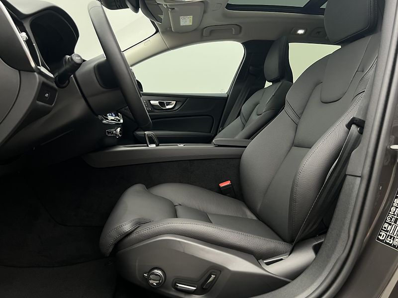 Volvo V60 B4 DARK PLUS AUT - fotka 3 z 45