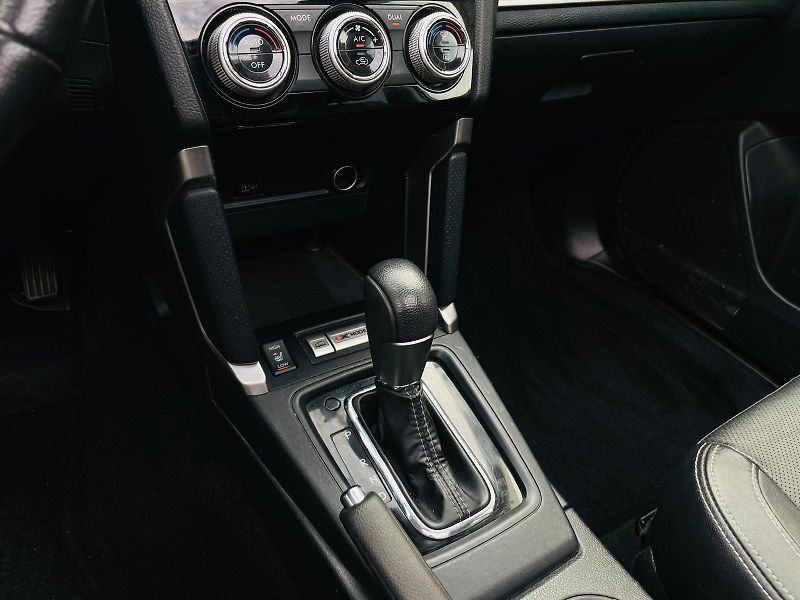 Subaru Forester 2.0i 1.MAJITEL TAŽNÉ SERVISKA - fotka 38 z 48