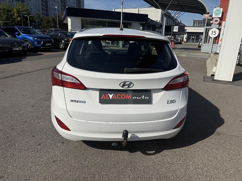 Hyundai i30 1.6 - fotka 7 z 23