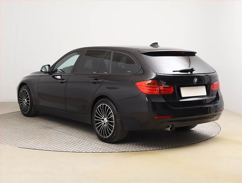 BMW Řada 3 (2014) 316 d, Tempomat - fotka 4 z 23