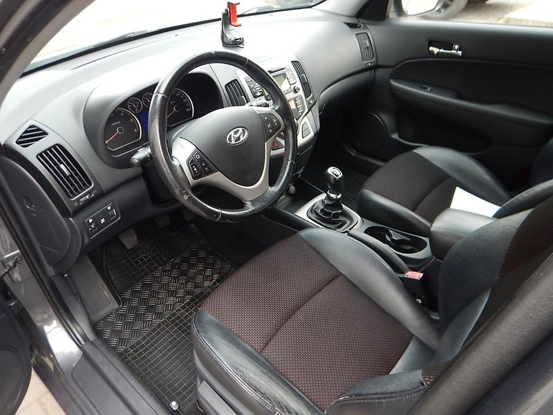 Hyundai i30 1.6 CRdi 85kw ,klima  OK - fotka 11 z 21