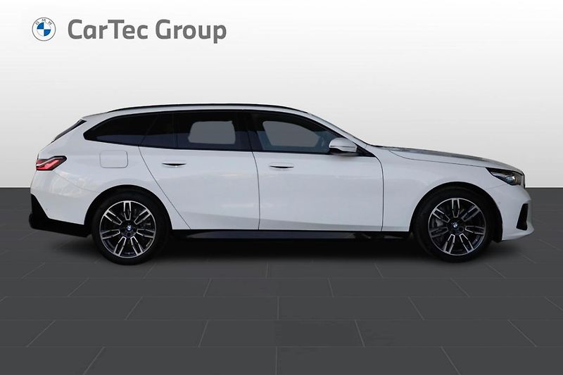 BMW Řada 5 550e xDrive Touring - fotka 4 z 33