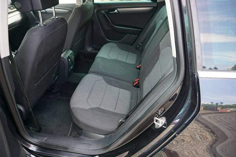 Volkswagen Passat (2014) 2,0 Comfort - fotka 13 z 34