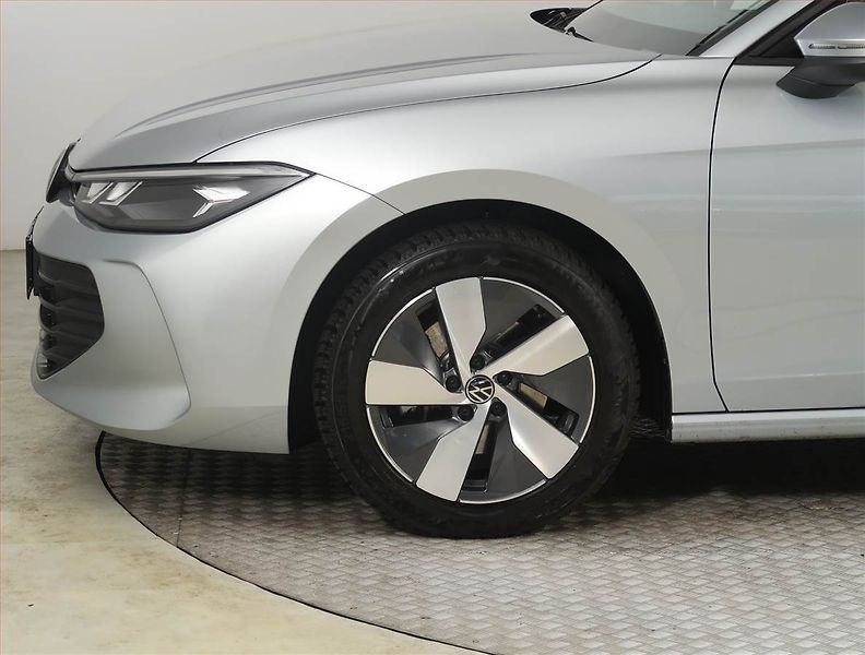 Volkswagen Passat (2025) 1.5 eTSI ACT - fotka 15 z 23