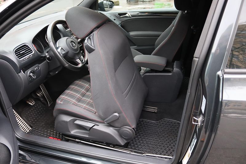 Volkswagen Golf GTI 2.0TSI 147kW - fotka 35 z 47